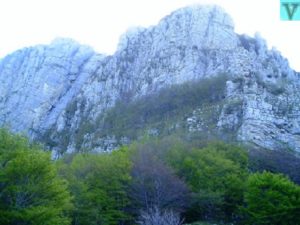 salendo-sul-monte-della-nuda-sfondo-sulle-pareti-del-monte-pizzuto